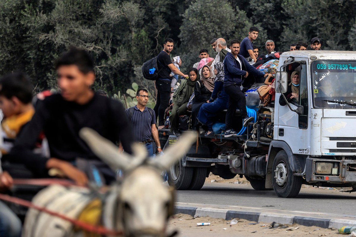 11 November 2023, Palestinian Territories, Gaza City: Palestinians families flee Gaza City and other parts of northern Gaza towards the southern areas amid ongoing battles between Israel and the Palestinian Hamas Group. Photo by: Mohammed Talatene/picture-alliance/dpa/AP Images