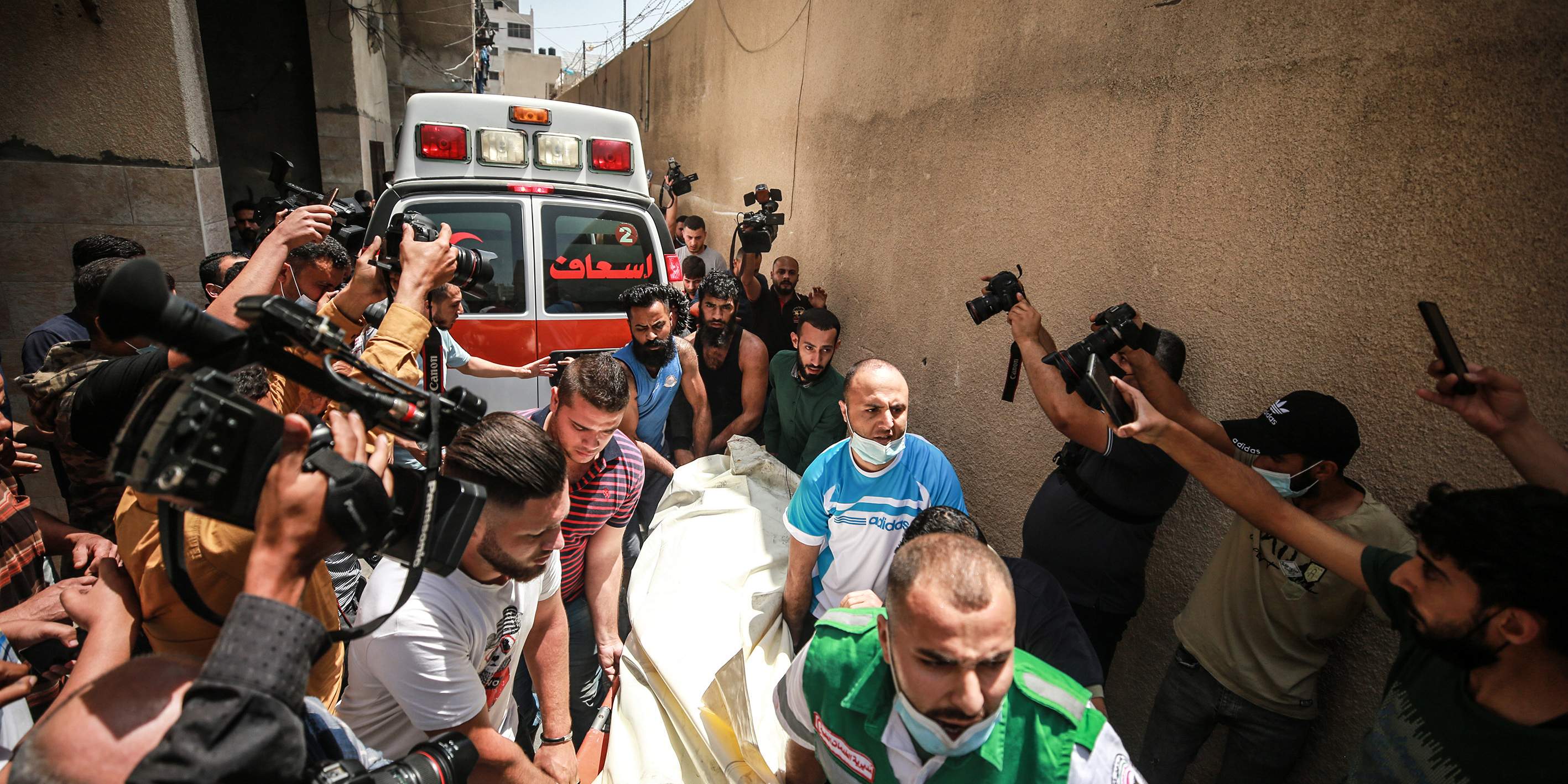 GAZA CITY, GAZA - MAY 11: Palestinians evacuate a building targeted by Israeli warplanes conducting airstrikes in various parts of Gaza Strip, in Gaza City, Gaza on May 11, 2021. Israeli fighters bomb apartment in western Gaza City, kill 3 civilians, several others. (Photo by Mustafa Hassona/Anadolu Agency via Getty Images)