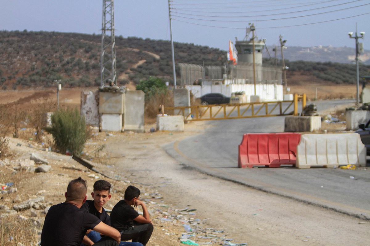 NABLUS, PALESTINE - 2022/10/21: Palestinians wait to enter the city of Nablus after the Israeli army closed the checkpoint in front of Palestinians for the eleventh consecutive day in the occupied West Bank. (Photo by Nasser Ishtayeh/SOPA Images/LightRocket via Getty Images)